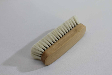 Preview: Schuhglanzbürste / Yakhaar hell, Kranz aus Ziegenhaar, Buchenholz lackiert