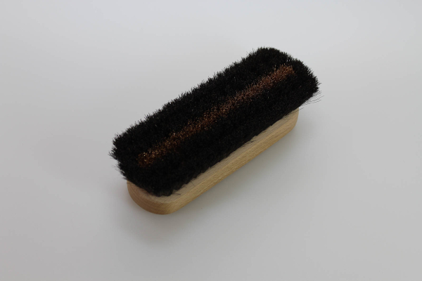 Kleiderbürste / Rosshaar mit Bronzestreifen, Buchenholz lackiert