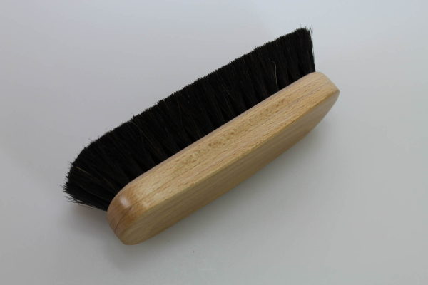 Kleiderbürste / Rosshaar mit Bronzestreifen, Buchenholz lackiert