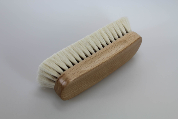Kleiderbürste / Ziegenhaar, sehr weich, Buchenholz lackiert