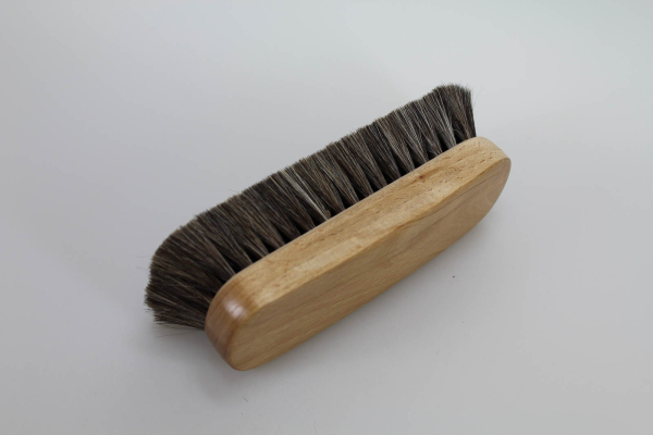 Schuhglanzbürste / Yakhaar dunkel, Kranz aus Ziegenhaar, Buchenholz lackiert