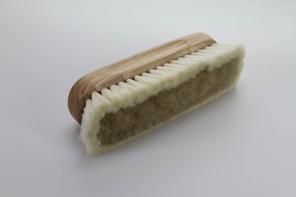 Schuhglanzbürste / Yakhaar hell, Kranz aus Ziegenhaar, Buchenholz lackiert