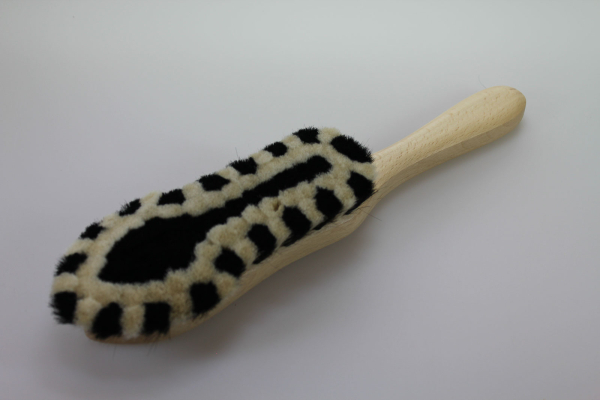 Möbelbürste / Ziegenhaar schwarz-weiß